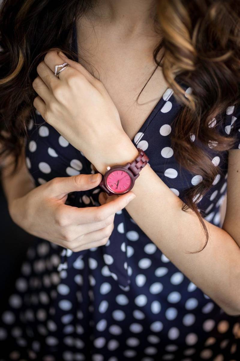 Gravierte Zebranoholz Damenuhr Mit Schwarzem Zifferblatt, Personalisierte Holz Uhr(W143 von AngieWoodCreationsCo