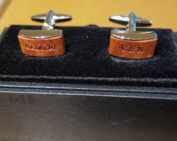 Gravierter Manschettenknopf, Holzmanschettenknopf, Herrenmanschettenknopf, Hölzerner Manschettenknopf von AngieWoodCreationsCo