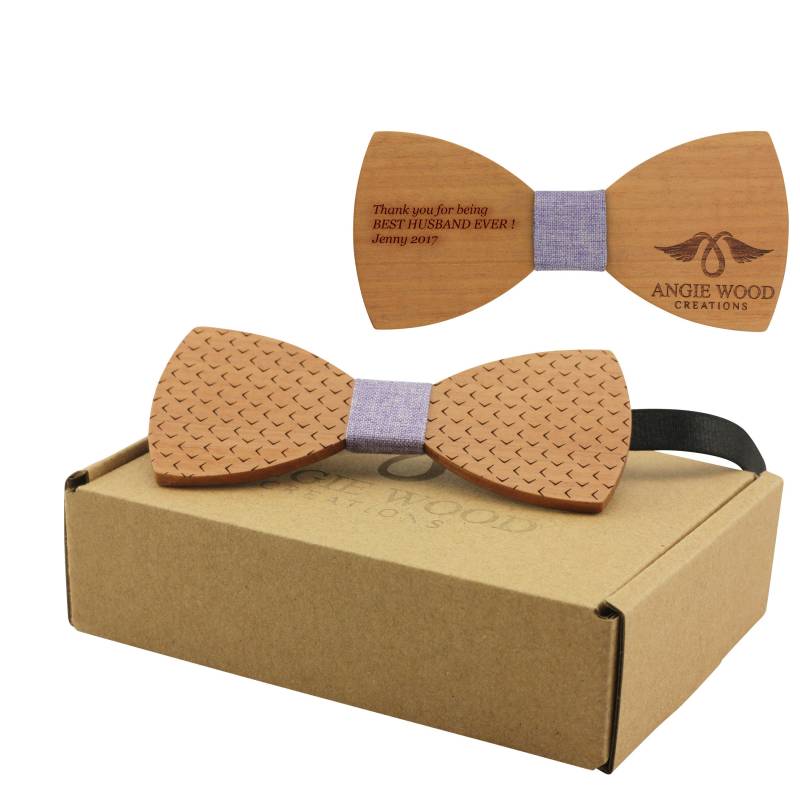 Große, Runde Hölzerne Fliege Mit Graviertem Design Und Violettem Baumwollzentrum | B0065, Holzfliege von AngieWoodCreationsCo