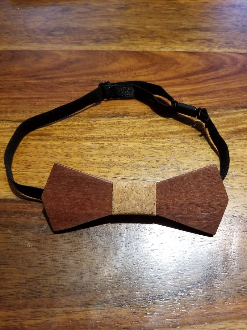 Rote Sandelholz Fliege Graviert in Erwachsenengröße Mit Stoff-Design Und Kork-Zentrum | B0501, Hölzerne Fliege, Fliege, Fliege Aus Holz, Fliege von AngieWoodCreationsCo