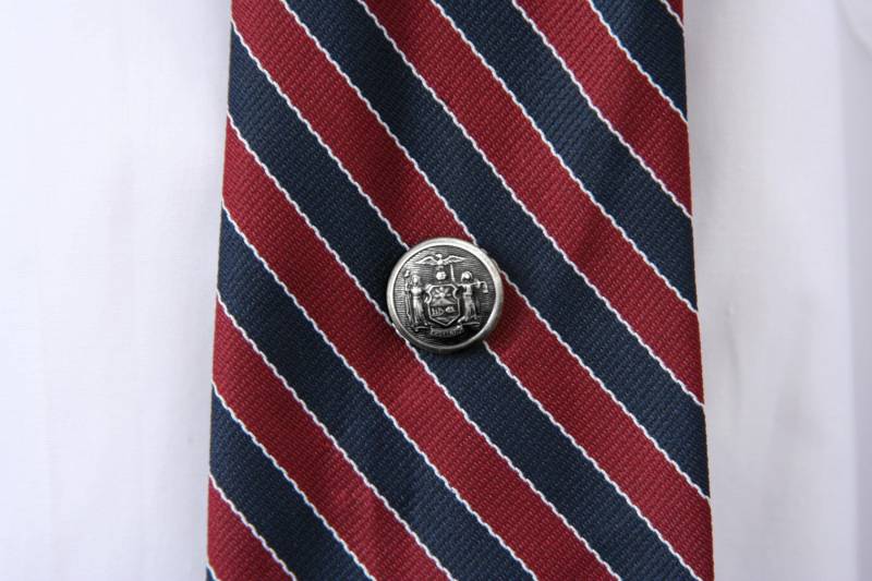 New York Tie Tack Nypd Ldny Anstecknadel - Mit Einem Vintage Uniform Knopf von AngleAh