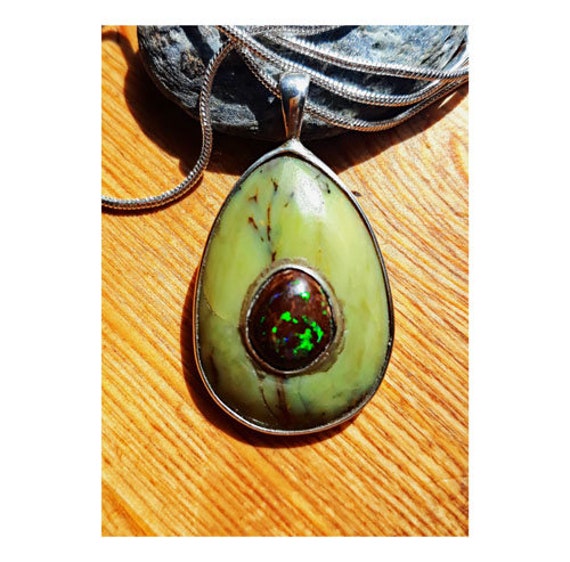 Grüner Dendritenopal & Matrix Opal Anhänger von AngleseaJewellery