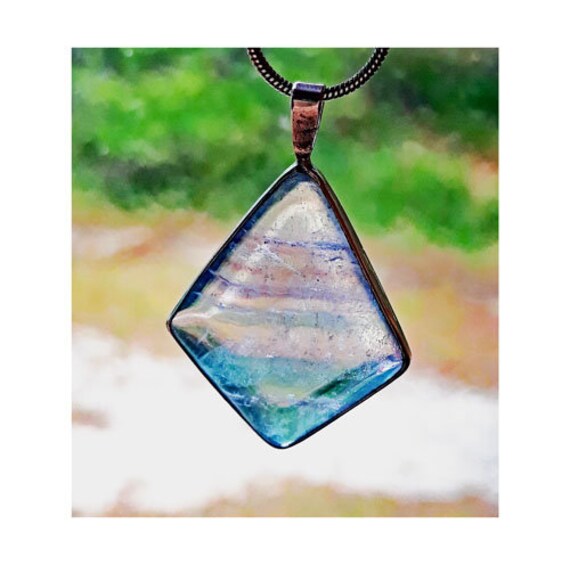 Transparenter Regenbogen Fluorit Anhänger von AngleseaJewellery