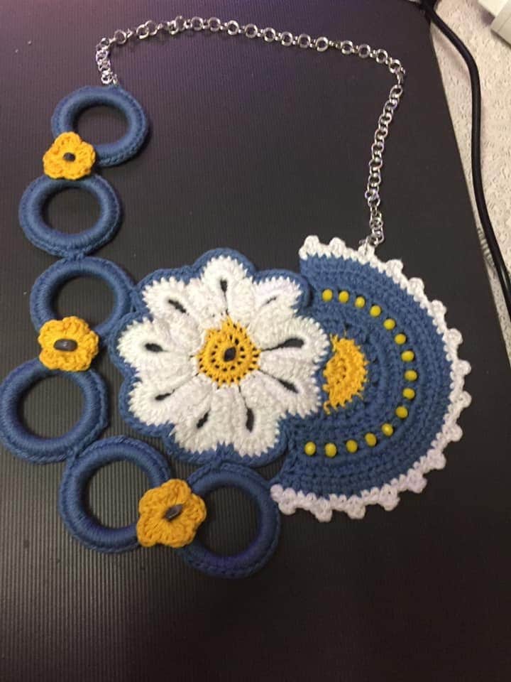 Boho Häkelblumen Halskette, Handgemachte Perlen Baumwollkette von AngolodiAmy