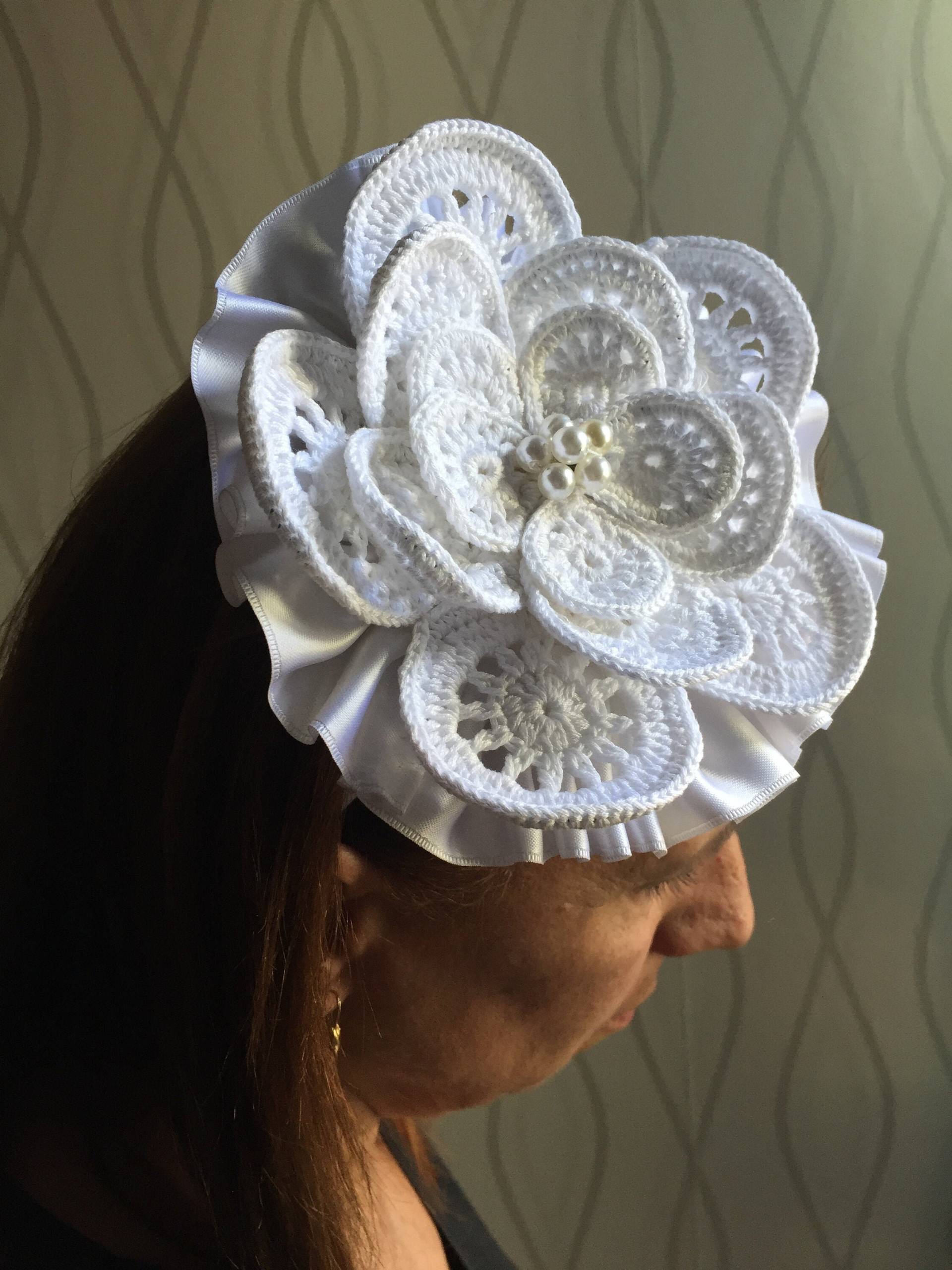 Gehäkelter Hochzeit Fascinator, Boho Blumen Mini Hut, Braut Kopfschmuck von AngolodiAmy