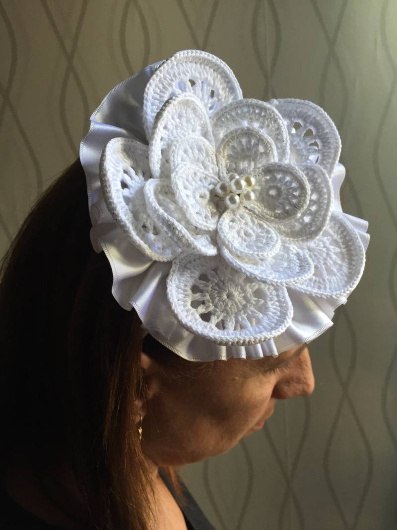 Gehäkelter Hochzeit Fascinator, Boho Blumen Mini Hut, Braut Kopfschmuck von AngolodiAmy