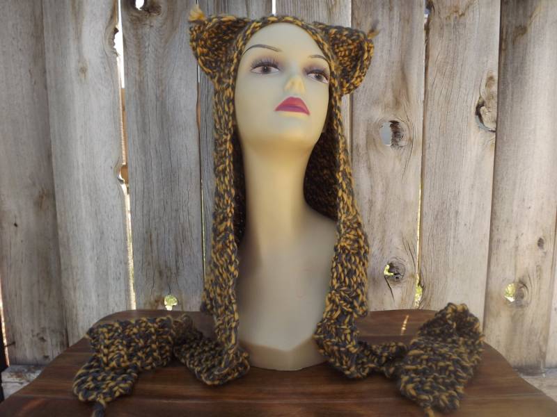 Leopard Haube Mit Angebrachtem Schal Individuell - Hoodie Scoodie Tiger Katze Tier Geist Handgestrickt Gold Und Grau Halloween von AngoraArtDesigns