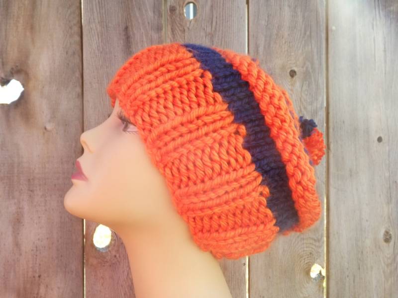 Slouchy Hand Gestrickte Mütze Mit Bommel - Pom Beanie Orange Und Marine Denver Broncos -Chicago Bears -100% Acryl von AngoraArtDesigns