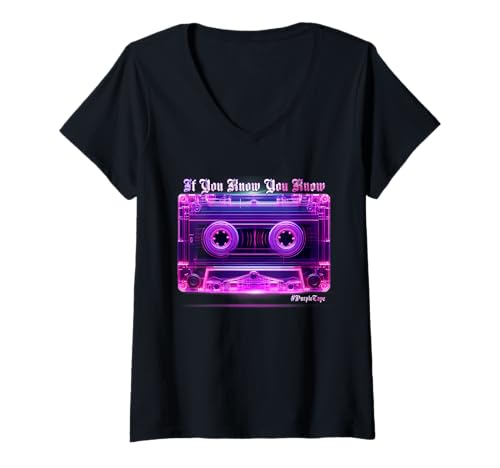 Damen Retro 90er Jahre Kassettenband Lila Kassettenband Hiphop Rap T-Shirt mit V-Ausschnitt Damen Retro 90er Jahre Kassettenband Lila Kassettenband Hiphop Rap T-Shirt mit V-Ausschnitt von Angreee T's