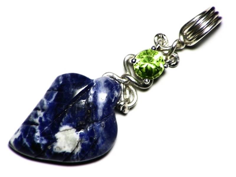 Blaue Sodalit Anhänger, Runde Grün Peridot Akzent, Sodalite Blatt Schnitzen Schmuck | 8 Tctw Multi Stein Schmuck, Blau Halskette von AngryTurtle