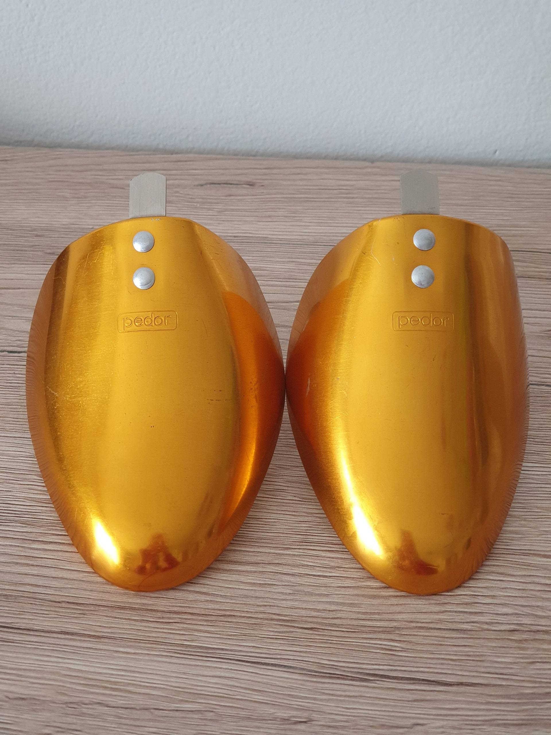 Alte Metall Herren Schuhstützen, Die Auf Der Vorderseite Gekennzeichnet Sind Pedor - Verstellbare Metallschuh Stützen Alte Metall Herren Schuhstützen, Die Auf Der Vorderseite Gekennzeichnet Sind Pedor - Verstellbare Metallschuh Stützen von Angytich