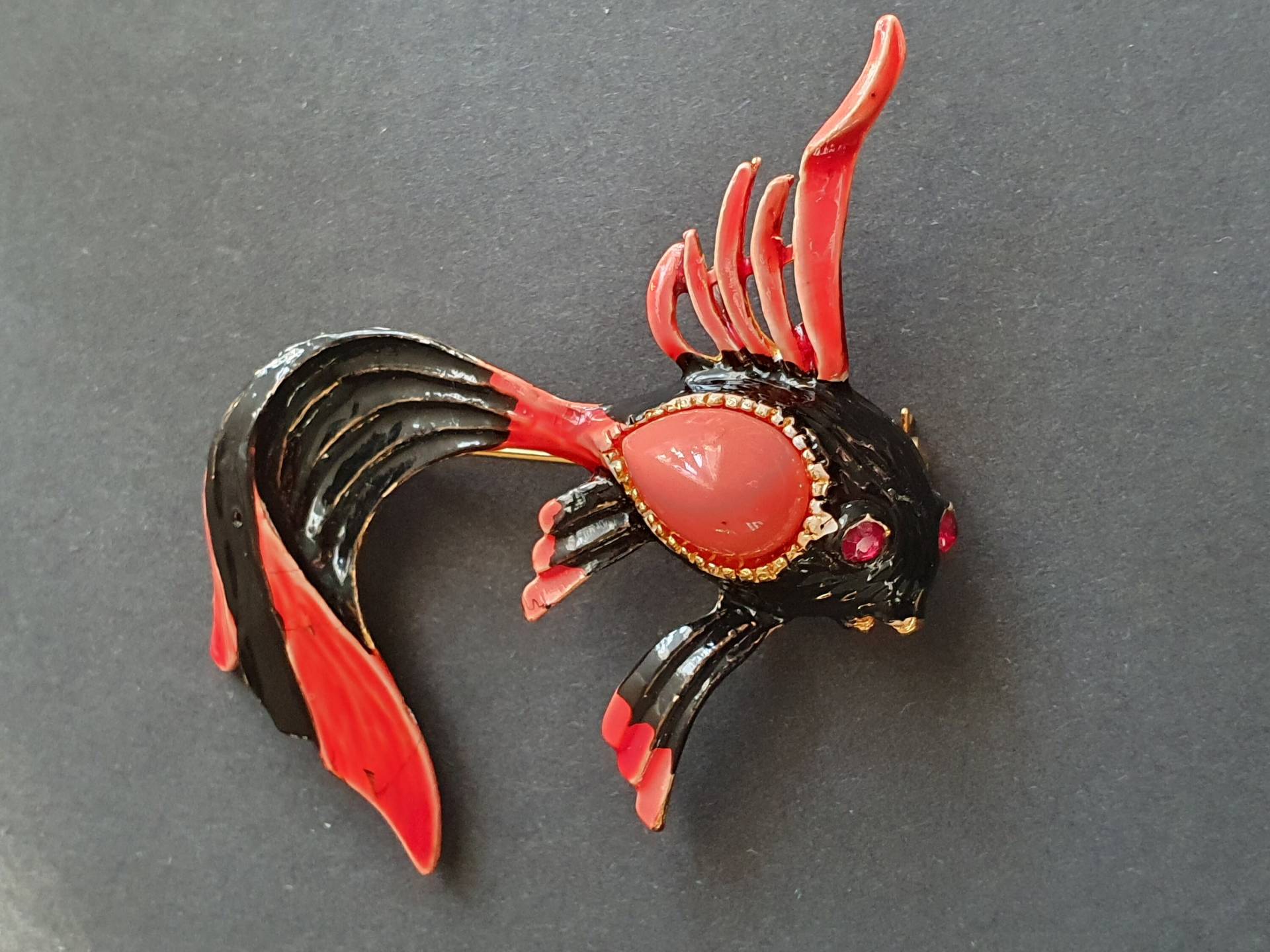 Vintage Pin Brosche Goldfisch Koi Schwarz Mit Pfirsich Rot Kristall Emaille Vintage Pin Brosche Goldfisch Koi Schwarz Mit Pfirsich Rot Kristall Emaille von Angytich
