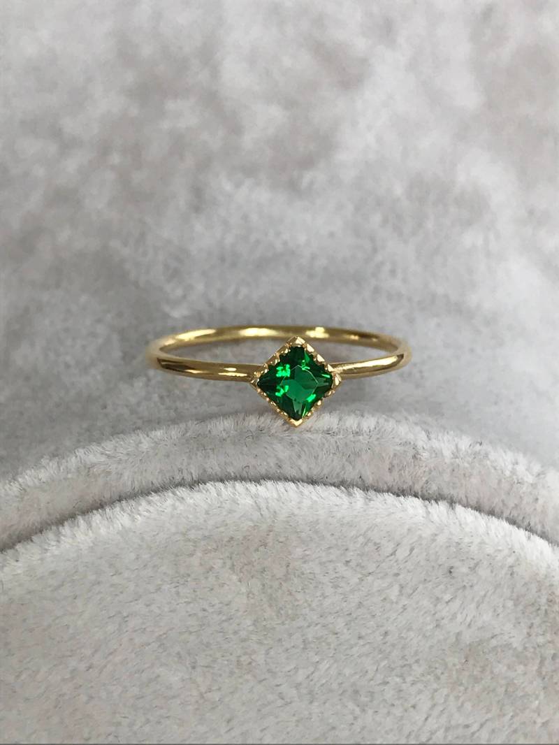 Muttertag Geburtsstein Ring, Weihnachtsgeschenk Gelbgold Smaragd Stapelbarer Versprechen Ring Für Sie, Zierlicher Mai von AniJewelryDesign