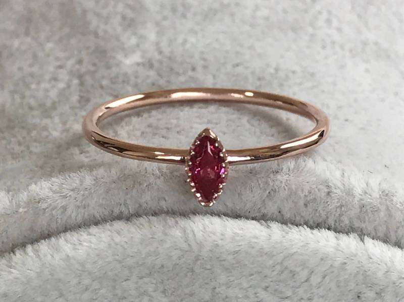 Rose Gold Marquise Birthstone Stapelbare Ringe, 14 K Ring, Weihnachtsgeschenk Zierliche Kleine Rubin Ring von AniJewelryDesign