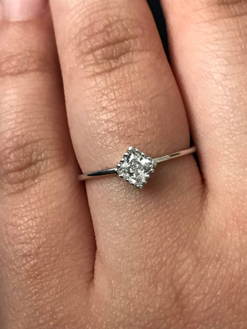 Weihnachts-Geschenk Gold-Ring, Gold Ring Stapelbar, Kleine Diamant, Weißgold, Zirkonia Handgemachte Ring, Square Cut Versprechen von AniJewelryDesign