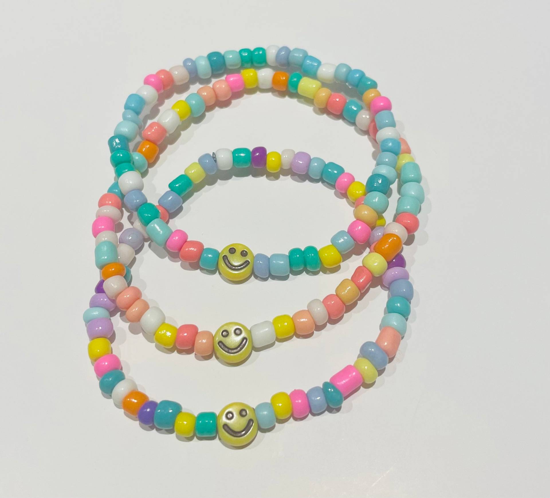 Buntes Perlenarmband Mit Smiley von Anica1909