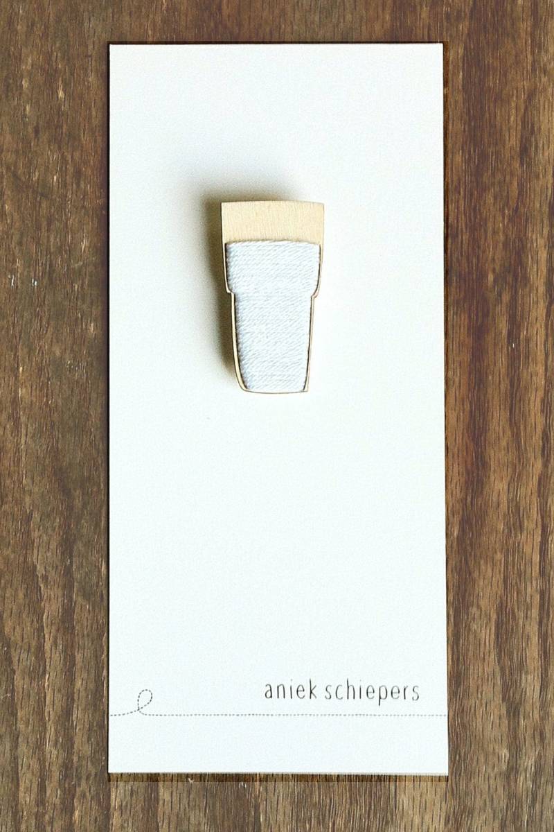 Glas Milch Brosche -Extra Groß von AniekSchiepers