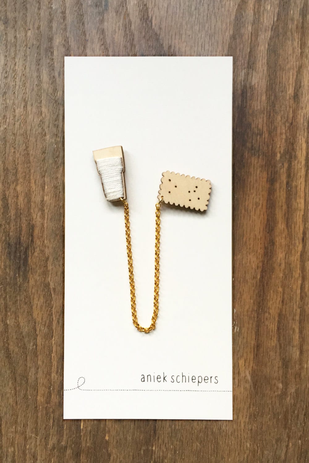 Glas Milch Mit Kekskragenbrosche von AniekSchiepers