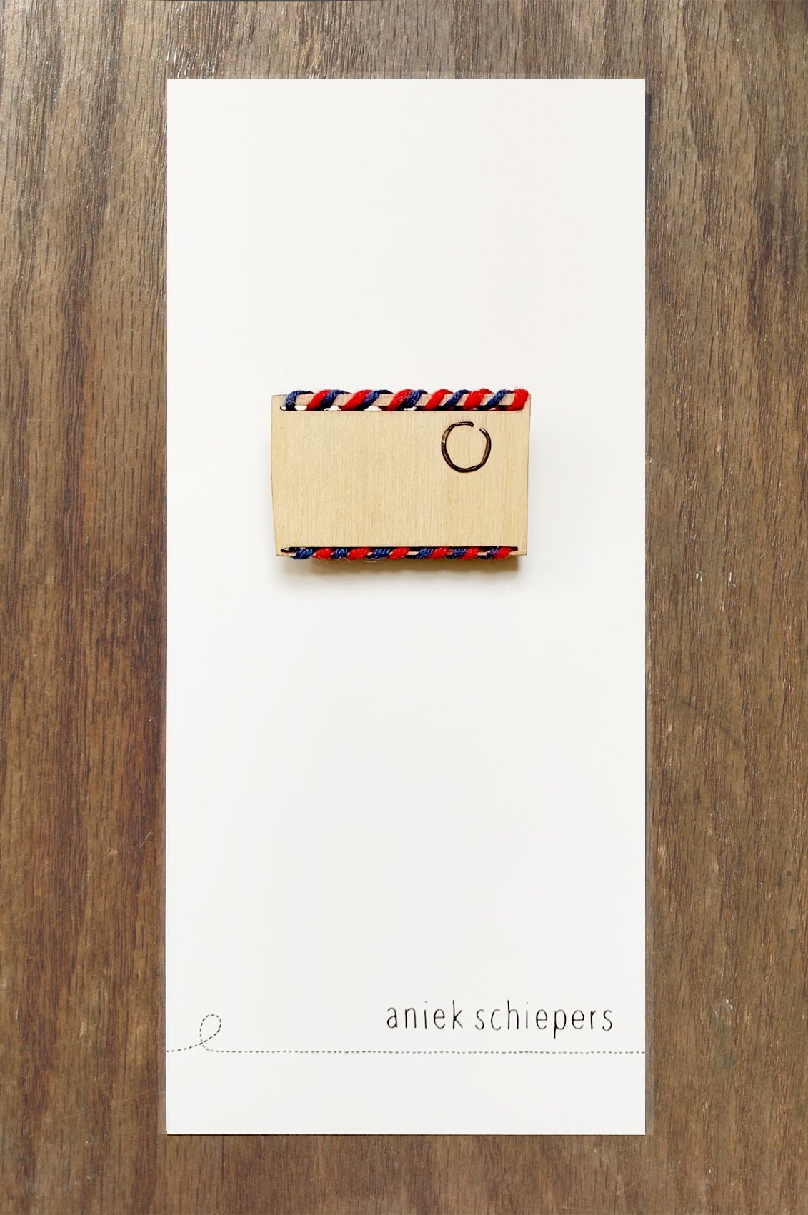 Luftpost-Brosche von AniekSchiepers