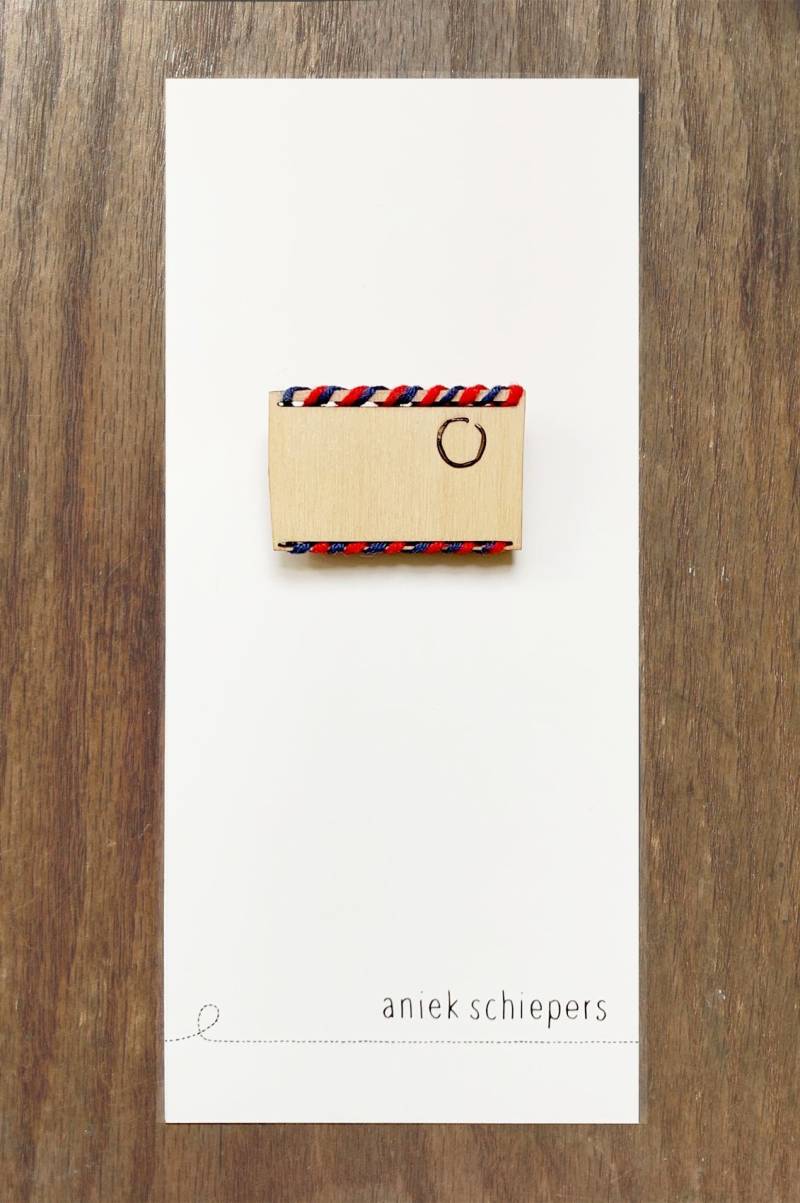 Luftpost-Brosche von AniekSchiepers