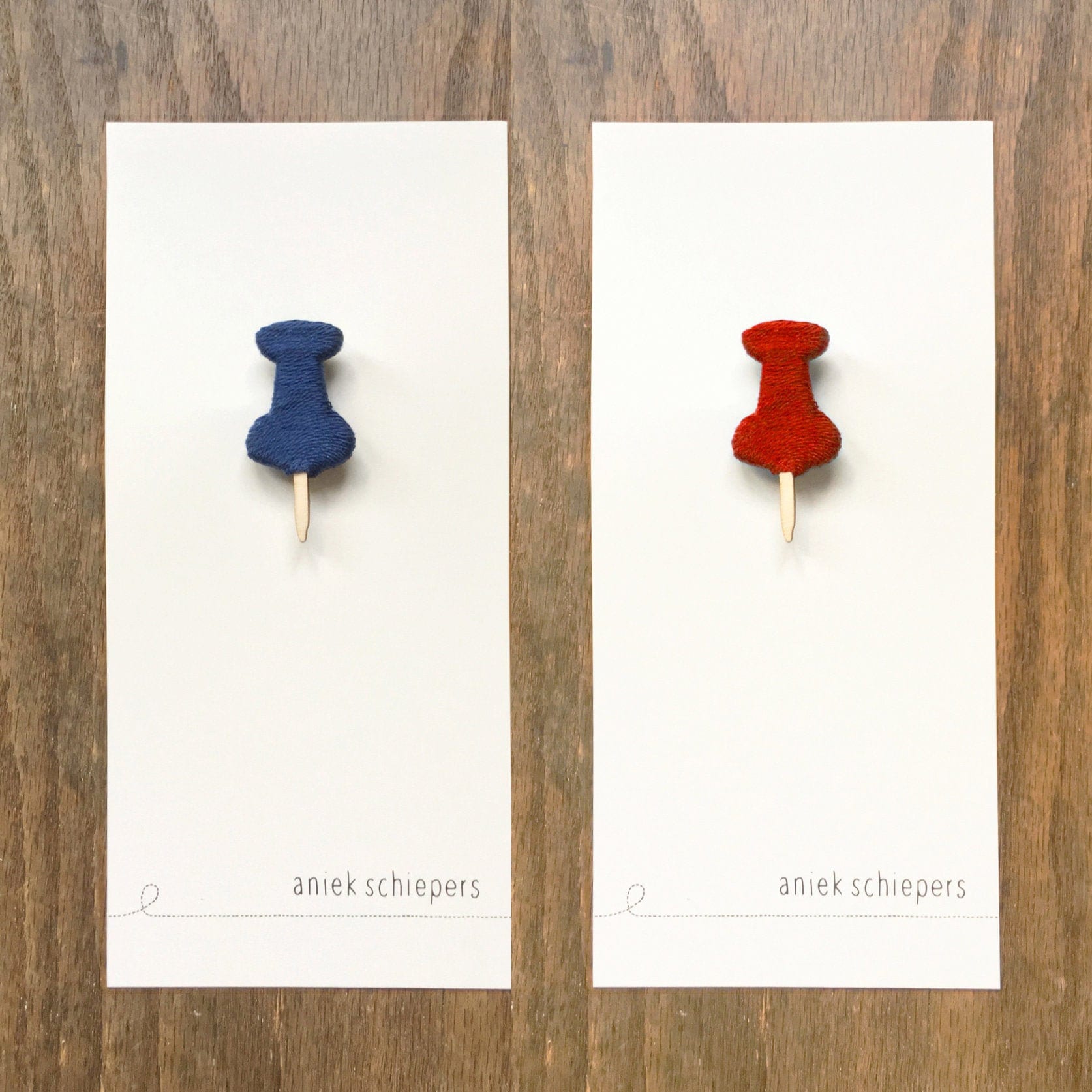 Push-Pin-Brosche von AniekSchiepers