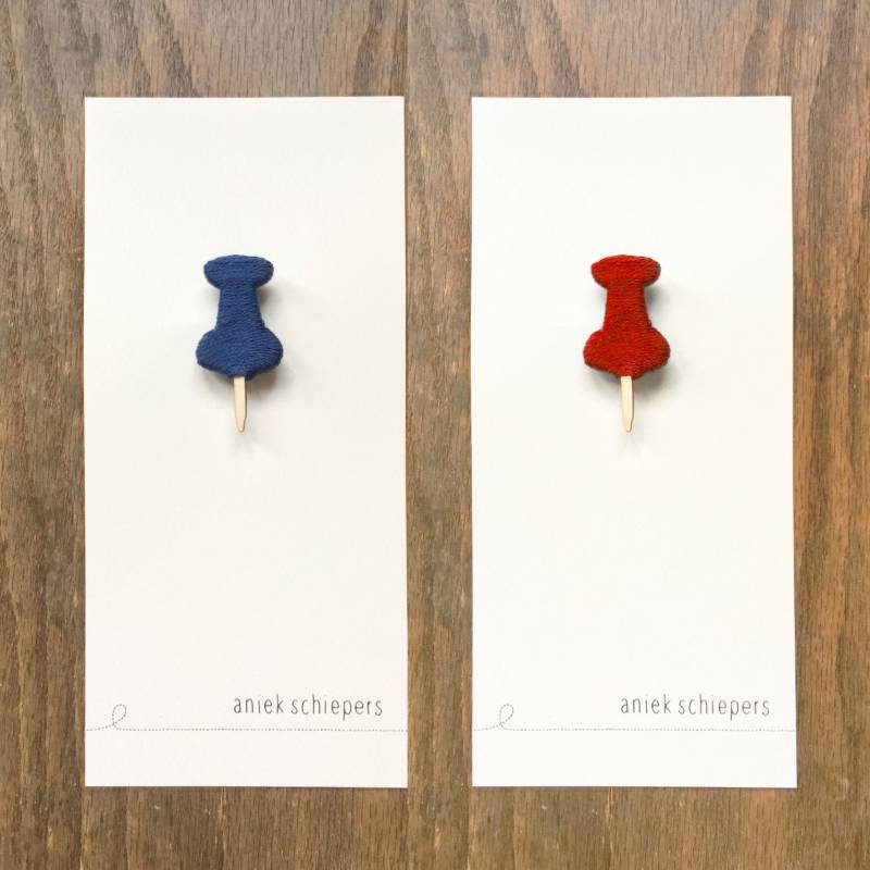 Push-Pin-Brosche von AniekSchiepers