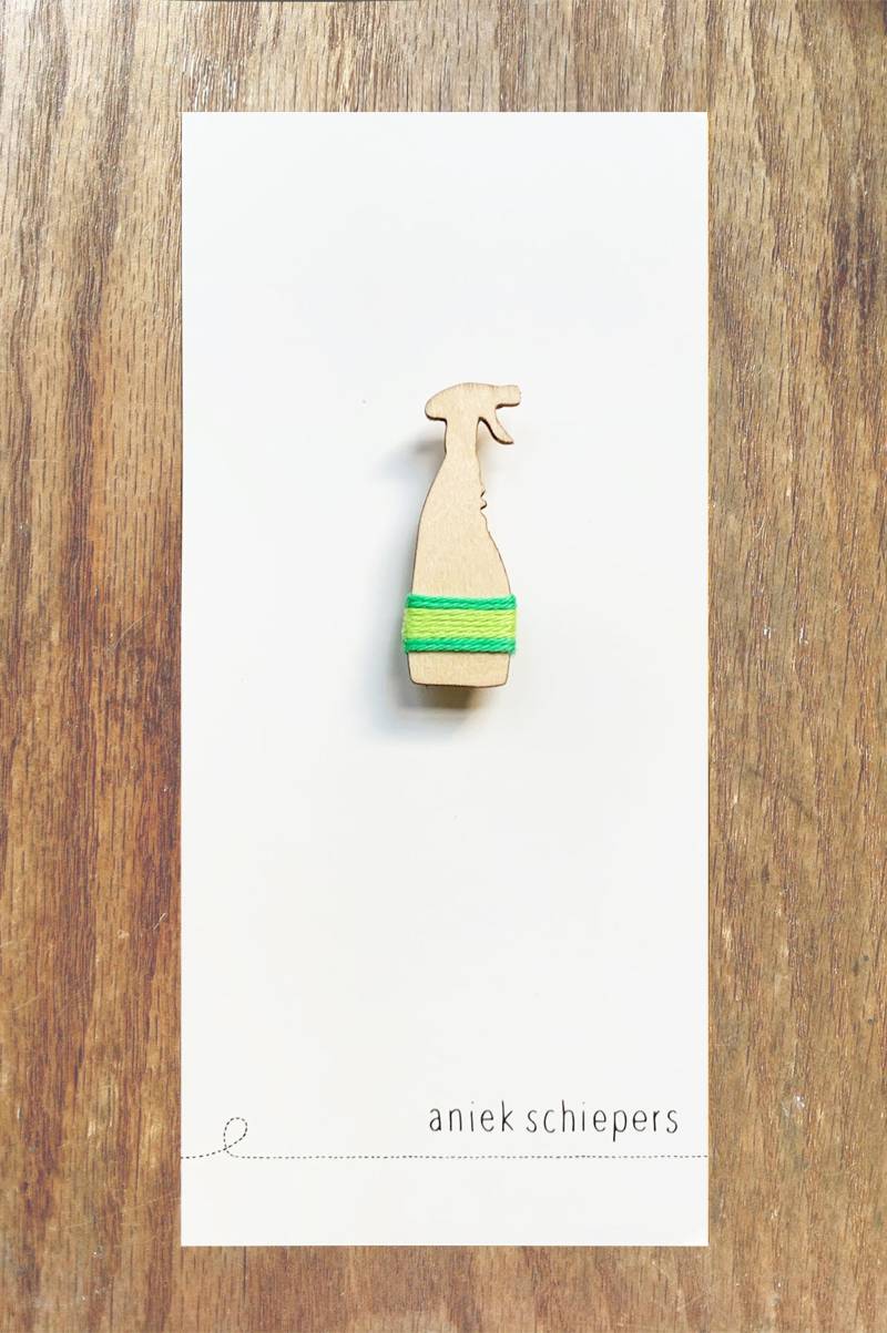 Reinigungsmittel-Brosche von AniekSchiepers