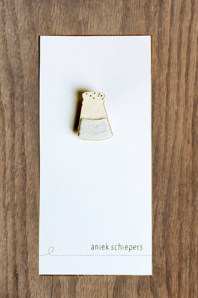 Salzstreuer-Brosche von AniekSchiepers