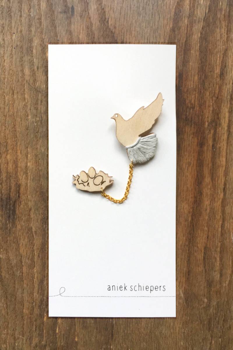 Taube Mit Nest-Doppelbrosche von AniekSchiepers