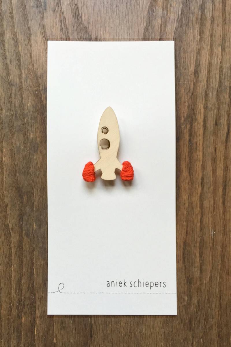 Weltraumraketen-Brosche von AniekSchiepers