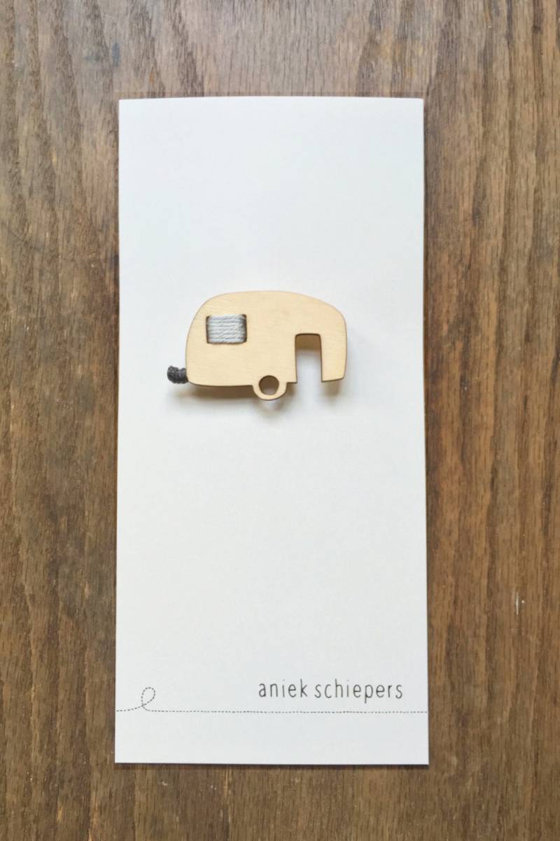 Wohnwagen-Brosche von AniekSchiepers