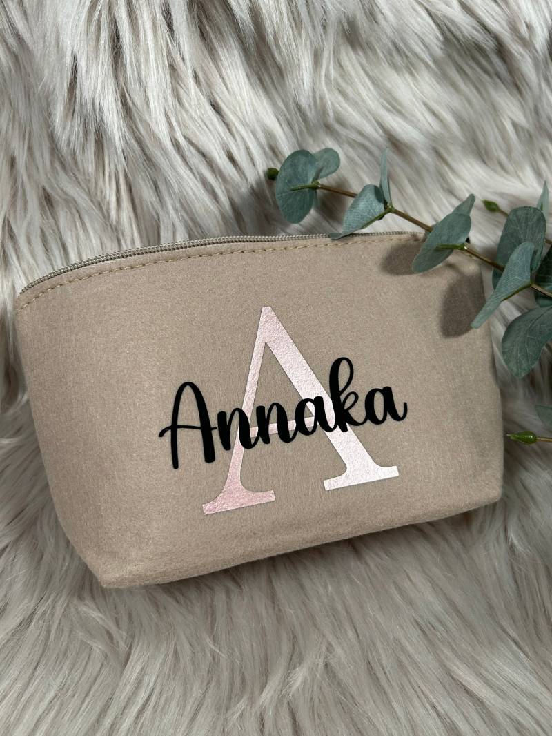 Kosmetiktasche Personalisiert Initial Filz Blau, Sand, Schwarz, Weiß von AnikaScarlett
