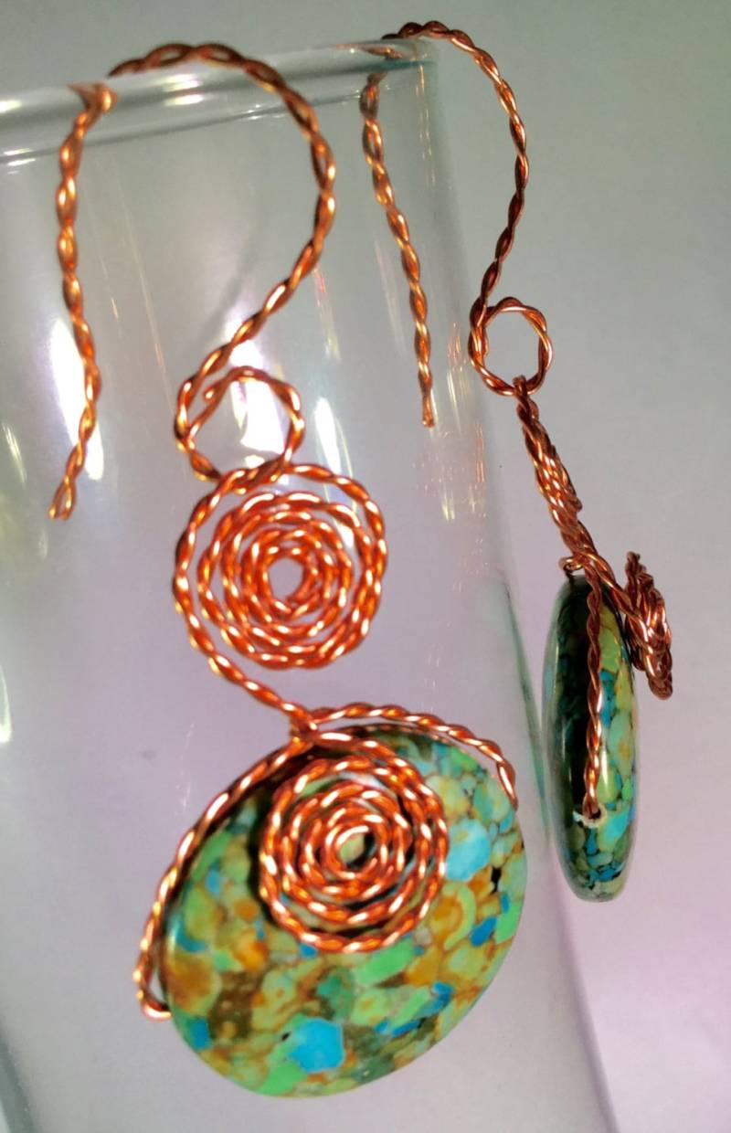 Kupferdraht Gewickelt Ohrringe Verdreht. Hält 1" Weite Linse Form Stein, Vielfarbig Grünen, Braunen Erdtönen von AnimaGemsandJewels