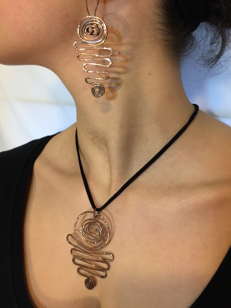 Mittelmeer-Wellen. Fett, 2" Lang, Texturierte Kupfer Patina Draht Ohrringe von AnimaGemsandJewels