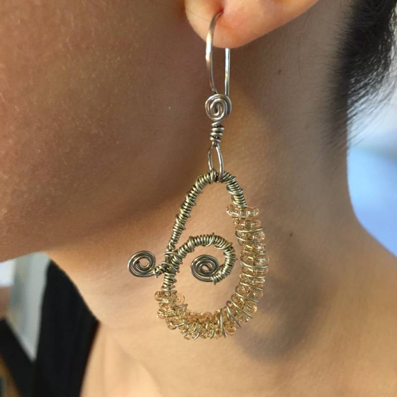 Träne Tropfen Ohrringe, Wunderschöne Titan Draht Gewickelt Champagner Farbe Ohrringe Träne Tropfen Ohrringe, Wunderschöne Titan Draht Gewickelt Champagner Farbe Ohrringe von AnimaGemsandJewels