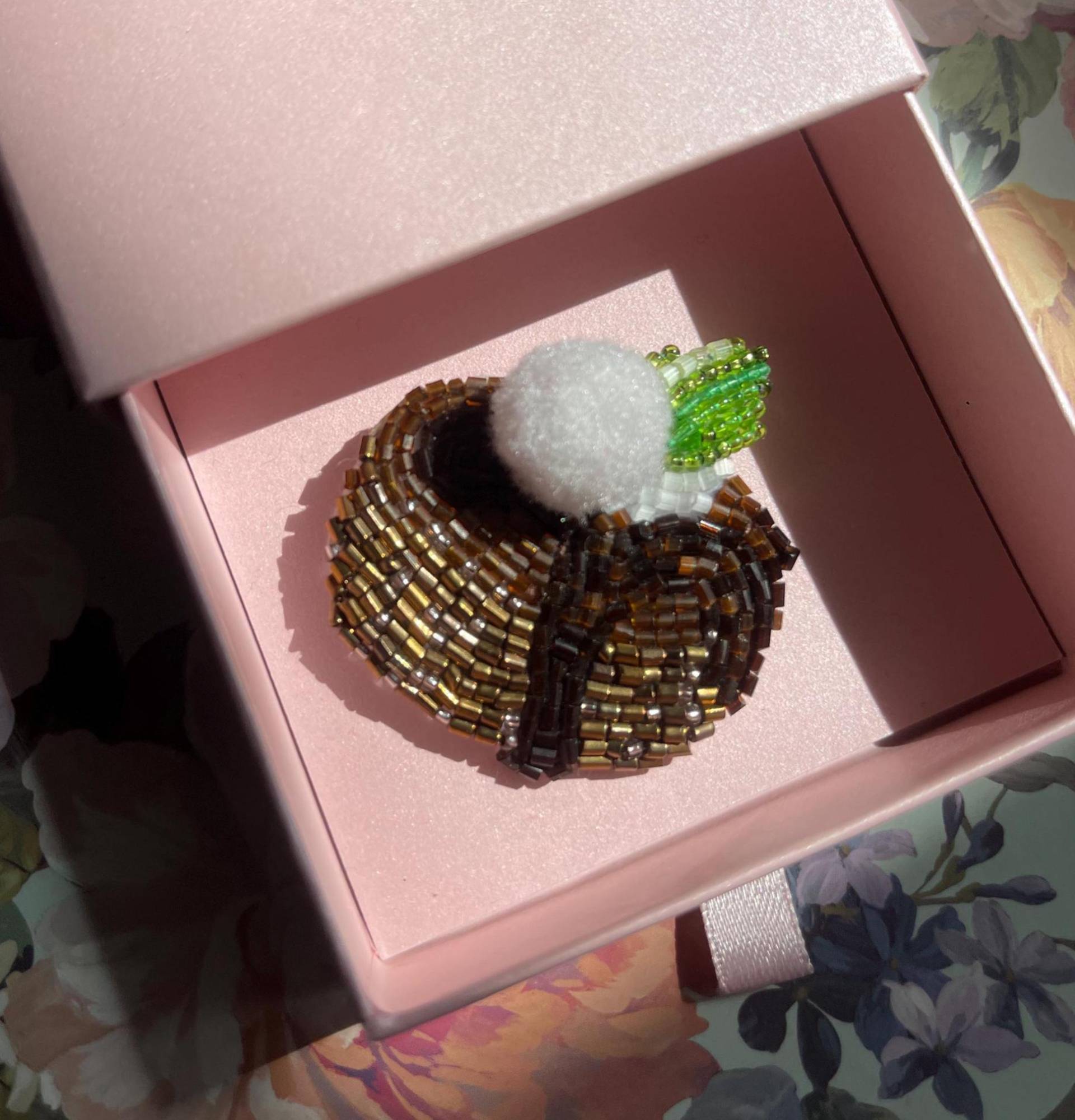 Geschenk Für Feinschmecker - Schokoladen-Kuchen-Brosche, Tragbare Süßigkeit, Kuchen-Brosche, Perlen-Pin, Handstickerei-Brosche Eine Tasche von AnimaStore