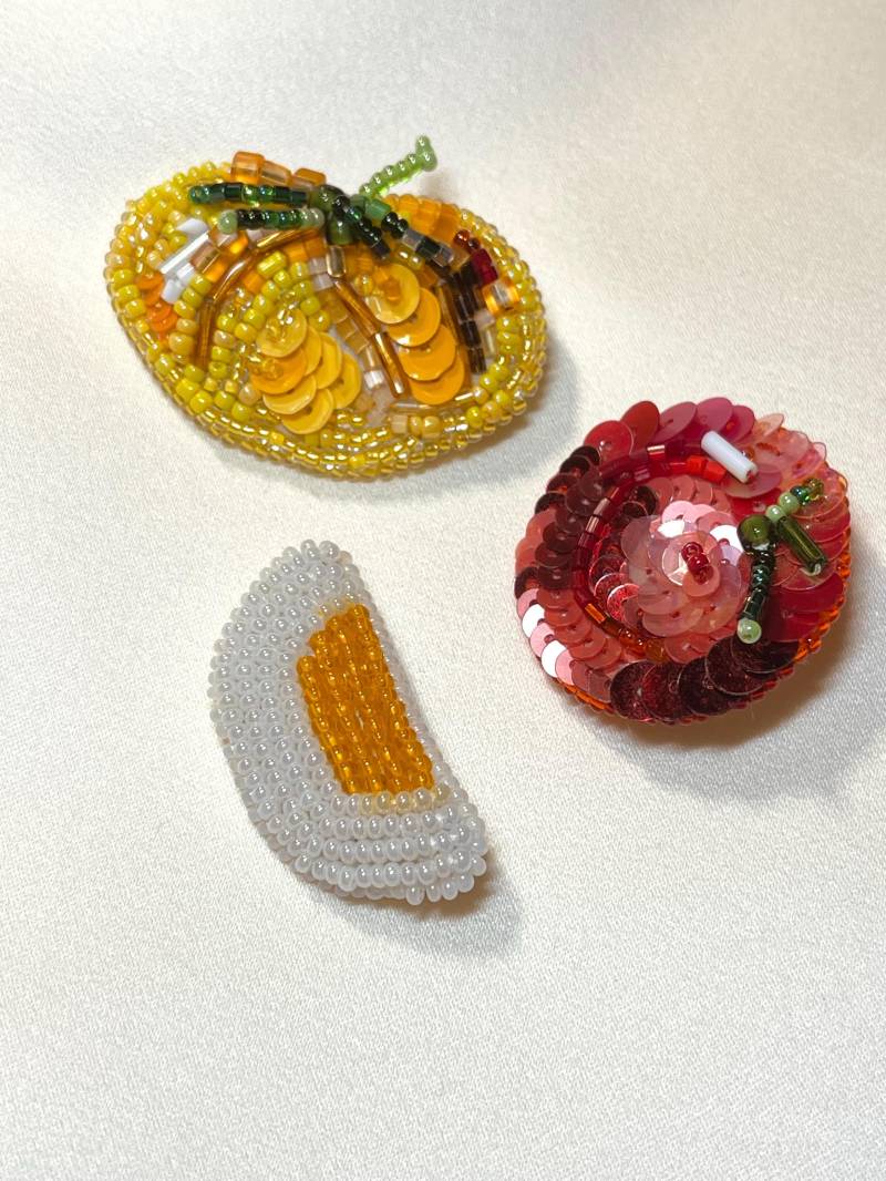 Handgemachte Essen Broschen Set Tomate & Ei Gestickte Pins von AnimaStore