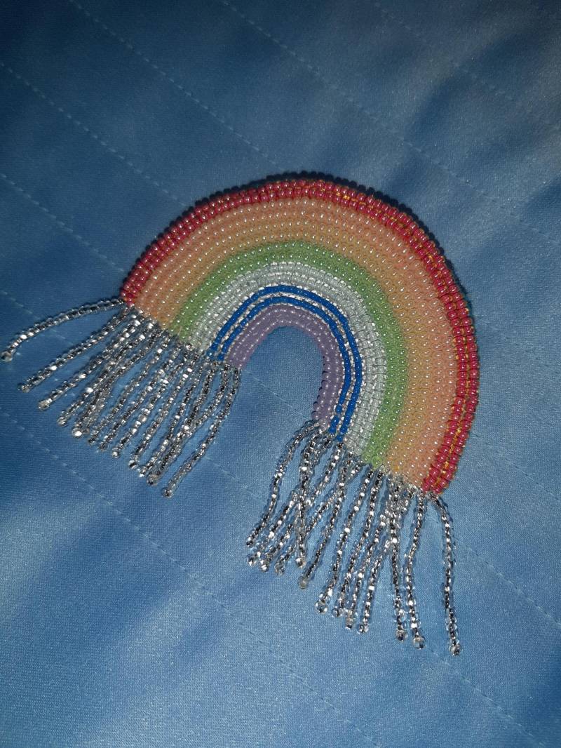 Handgemachte Perlen Regenbogen Brosche Bunt Gesticktes Accessoire von AnimaStore