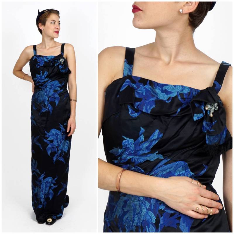 Atemberaubendes Vintage 60Er Jahre Blau-Schwarzes Seidenbrokat - Maxikleid Mit Schleppe Von Ransohoffs San Francisco | Klein Atemberaubendes Vintage 60Er Jahre Blau-Schwarzes Seidenbrokat - Maxikleid Mit Schleppe Von Ransohoffs San Francisco | Klein von AnimalHeadVintage