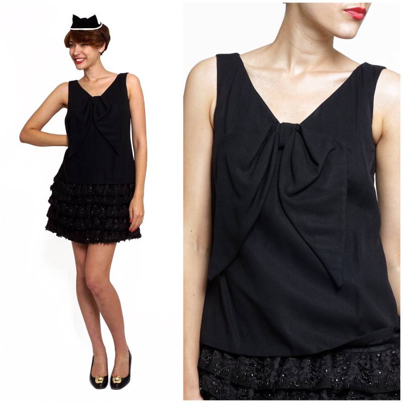 Fun Vintage 60Er Jahre Schwarzes Ärmelloses Drop-Taille Mini Kleid Mit Gerüschter Abgestufter Spitze Und Perlenrock Übergroßer Schleife | Klein Fun Vintage 60Er Jahre Schwarzes Ärmelloses Drop-Taille Mini Kleid Mit Gerüschter Abgestufter Spitze Und Perlenrock Übergroßer Schleife | Klein von AnimalHeadVintage