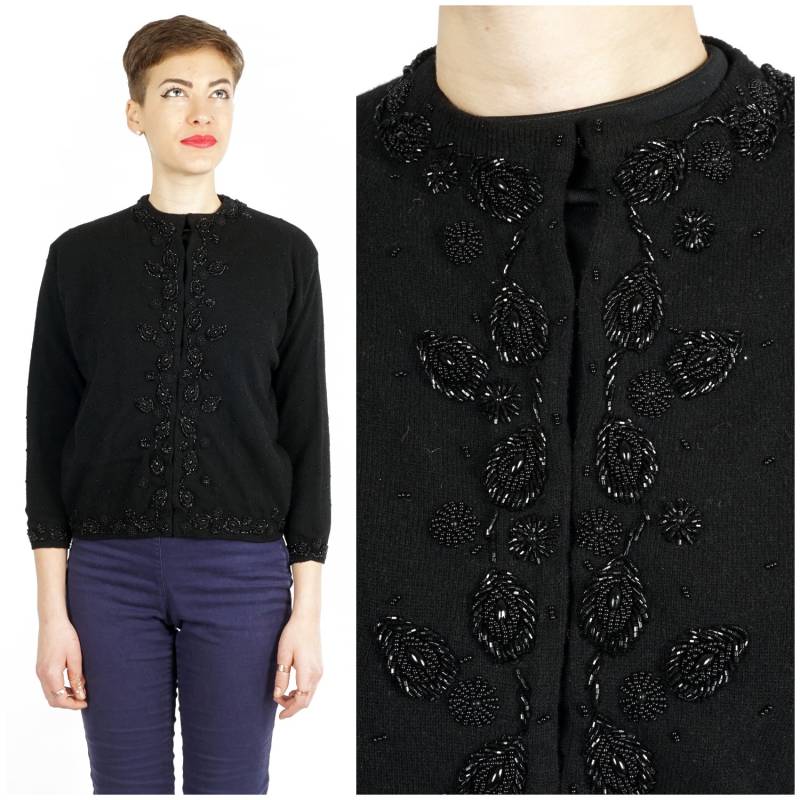 Kunstvolle Vintage 1950Er Jahre Wollmischung Schwarz Gestrickte Strickjacke Mit Pfauenfeder Inspirierte Perlen Details Von Miss Boutique | Mittel Kunstvolle Vintage 1950Er Jahre Wollmischung Schwarz Gestrickte Strickjacke Mit Pfauenfeder Inspirierte Perlen Details Von Miss Boutique | Mittel von AnimalHeadVintage