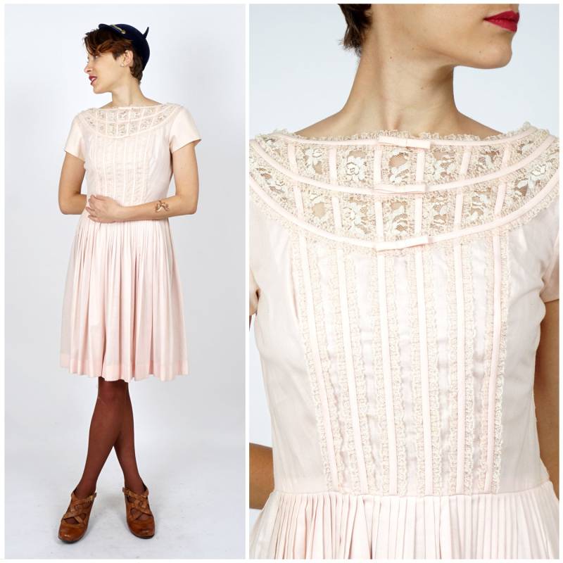 Süßes Vintage 1950S Baby Rosa Baumwollkleid Mit Gitter-Spitzendetails Am Mieder Von Tailored Junior | Klein Süßes Vintage 1950S Baby Rosa Baumwollkleid Mit Gitter-Spitzendetails Am Mieder Von Tailored Junior | Klein von AnimalHeadVintage