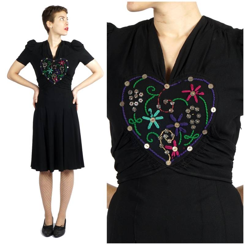 Vintage 1930Er/40Er Jahre Schwarzes Crepe Tie Back Kleid Mit Puffärmeln Und Gestickter Herzblume Knopfmieder | Xs/Klein Vintage 1930Er/40Er Jahre Schwarzes Crepe Tie Back Kleid Mit Puffärmeln Und Gestickter Herzblume Knopfmieder | Xs/Klein von AnimalHeadVintage