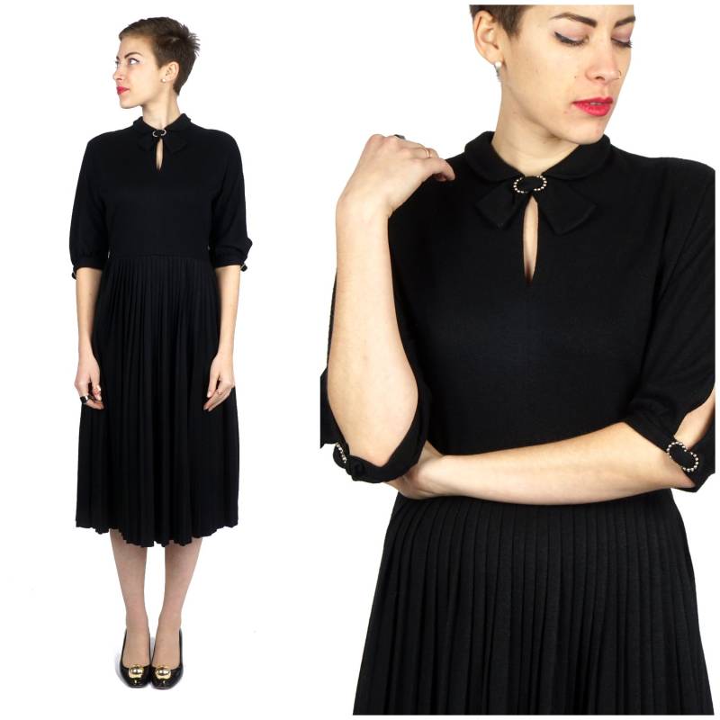 Vintage 1940Er Jahre Schwarzes Wollkleid Mit Schlüsselloch-Schleife-Ausschnitt Und Faltenrock Von Lil Alice | Mittel Vintage 1940Er Jahre Schwarzes Wollkleid Mit Schlüsselloch-Schleife-Ausschnitt Und Faltenrock Von Lil Alice | Mittel von AnimalHeadVintage
