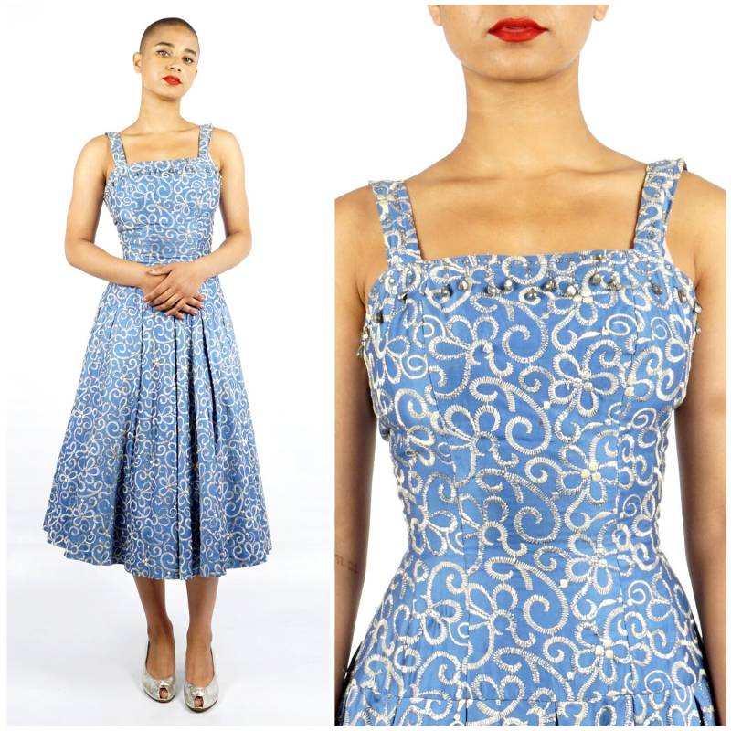 Vintage 1950Er Jahre Blau Und Silber Besticktes Fit & Flare Party Kleid Mit Strassdetails Von Perullo | Klein Vintage 1950Er Jahre Blau Und Silber Besticktes Fit & Flare Party Kleid Mit Strassdetails Von Perullo | Klein von AnimalHeadVintage