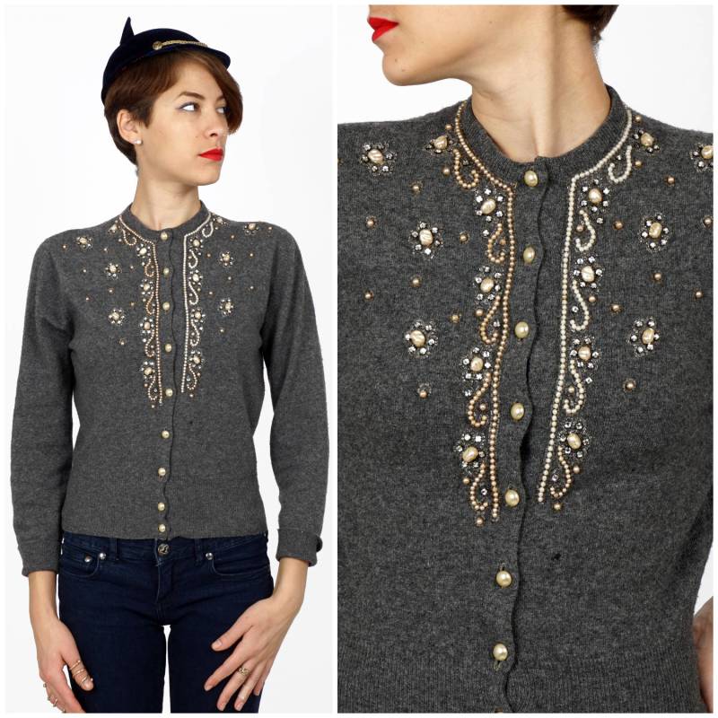 Vintage 1950Er Jahre Graue Kaschmir-Strickjacke Mit Perlen Und Strass Verzierten Details Von Calais | S Vintage 1950Er Jahre Graue Kaschmir-Strickjacke Mit Perlen Und Strass Verzierten Details Von Calais | S von AnimalHeadVintage