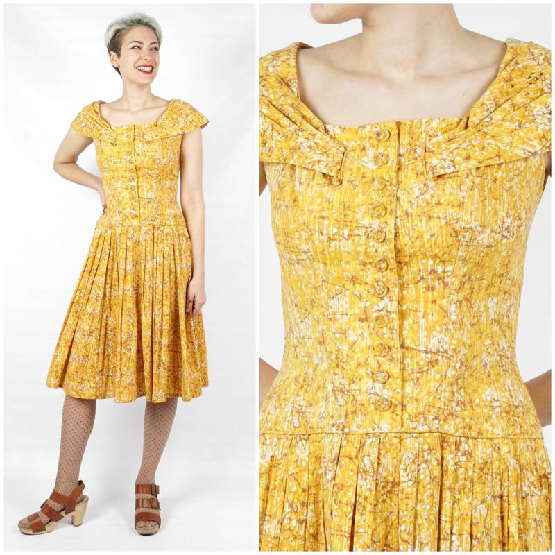 Vintage 1950Er Jahre Senfgelbes Abstraktes Bedrucktes Tageskleid Mit Tiefem Rock Und Strassdetail Von Dorothy Hubbs | Klein von AnimalHeadVintage