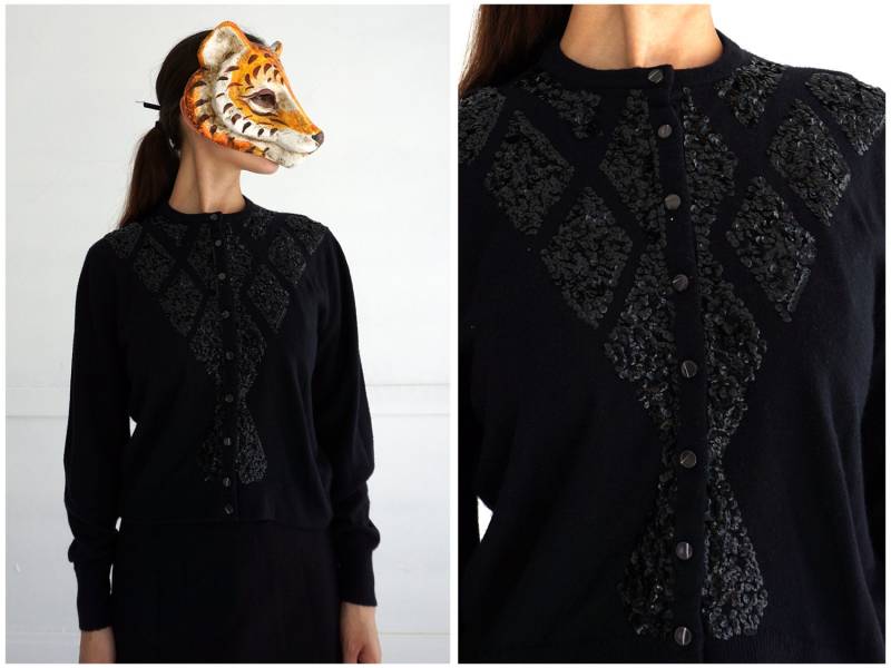 Vintage 1950S/60S Glitzer Diamant Pailletten Schwarze Strickjacke Mit Knöpfen Von Dorset Knitwear | Größe S/M Vintage 1950S/60S Glitzer Diamant Pailletten Schwarze Strickjacke Mit Knöpfen Von Dorset Knitwear | Größe S/M von AnimalHeadVintage