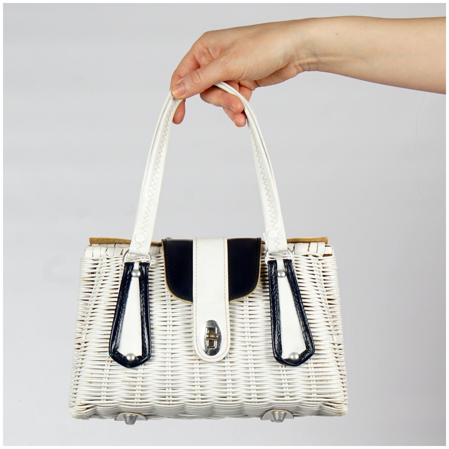 Vintage 1960Er Weißer Gewebter Weidenkorb Handtasche Mit Marineblauem Kontraststreifen Und Top Griffen von AnimalHeadVintage