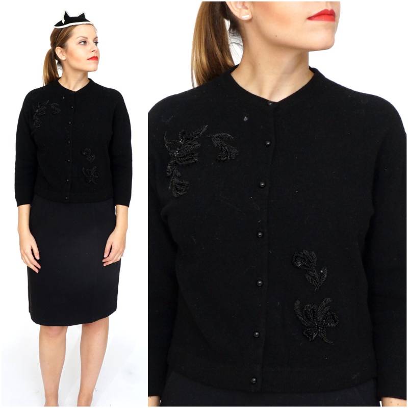 Vintage 1960S Schwarze Blumen Perlen Strickjacke Von Glasgo | Größe S/M Vintage 1960S Schwarze Blumen Perlen Strickjacke Von Glasgo | Größe S/M von AnimalHeadVintage